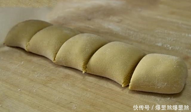 外酥|做玉米面烤饼时,牢记3大步骤,外酥里软,奶香味浓郁,特解馋