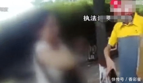 派出所|收件人频繁改收货地址，外卖小哥直接送进派出所，民警一拆事大了