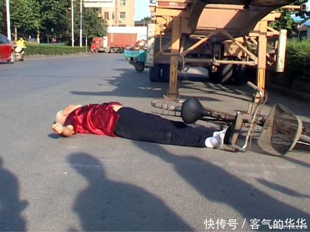 摄像头|老人骑电动车摔倒，如果没有摄像头，这名女子该怎么办？