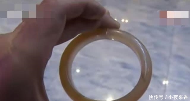 餐厅|女子餐厅摔倒,4000多买的玉镯碎了,找餐厅索赔:镯子升值了