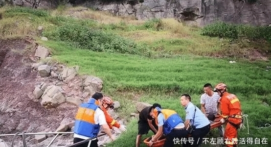 伸出|命真大！泥土里突然伸出一只小手，路人吓一跳赶紧抓住大喊：找到了