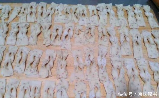  芝麻|一碗面粉，一把芝麻，教你做美味的油炸筷子，咸脆香！