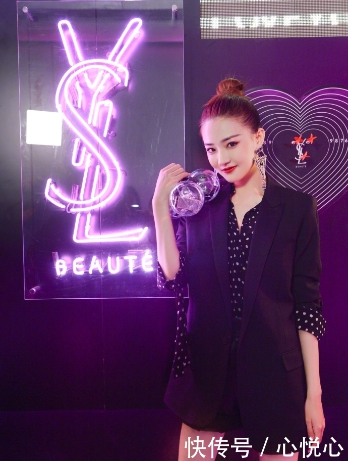 短裤|徐璐的短裤已经够短了，还非要卷起一层又一层，网友：腿真细！