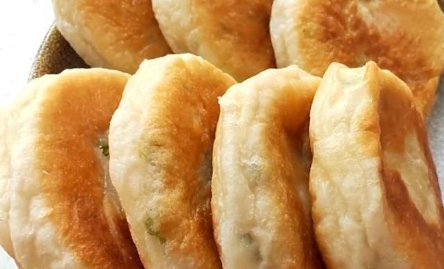 松软|妈妈这样烙饼,不用揉面,筷子一搅,蓬松又暄软,比面包松软
