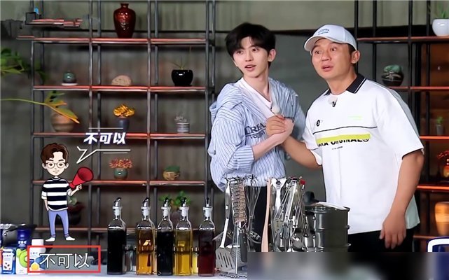 郑恺|蔡徐坤做饭导演不让帮忙,杨颖郑恺真的不管,只有他实在看不下去帮了忙