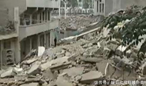 饺子馅|大妈7楼剁饺子馅,用力过猛“震塌”两层阳台,网友:比电视剧还精彩