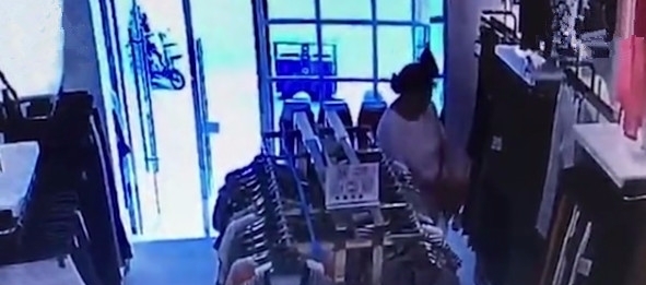 大妈|女子商店里偷裤子，第二天回去换“太小了”，下一幕令人好笑