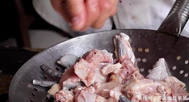  鸡肉|炖鸡肉时,千万不要直接加水炖,多做这一步,鸡肉鲜嫩,没有腥味！