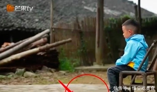 到陈小春|7岁Jasper终于翻身了,不停指挥陈小春干活,懂事举动又很暖心