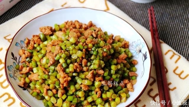 蒜苔|买一把蒜苔,换了种新做法,女儿就着吃掉一大碗米饭~