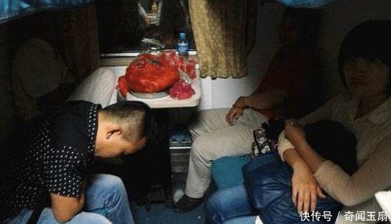 委曲求全|女孩不给老人换下铺，被车上乘客指责，女孩委曲求全，结果悲剧了