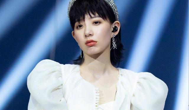 张含韵|李斯组集体婚纱,张雨绮惊艳张含韵甜美,李斯丹妮却像个铁憨憨