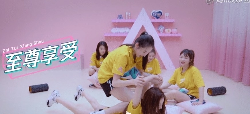 学员|张艺凡秒变老师给陈卓璇正骨,镜头转到其他学员,都快笑出画面了