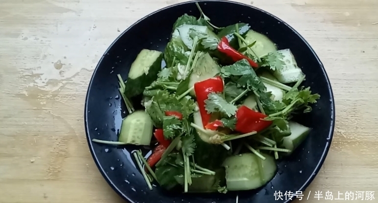  人比较喜欢|饭店的拌黄瓜为啥那么好吃？大厨教你做，原来这么简单