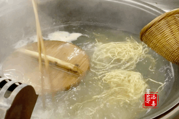 浇头|吃了这四家镇江代表性的网红面馆,基本就成了镇江锅盖面的全科生