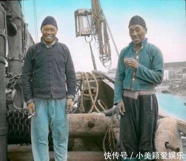 抽烟|晚清老照片:“头悬梁”读书学习的富家公子,图3抽烟卷的农民工