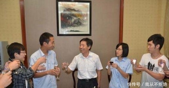 跟领导|和重要领导吃饭,学会5句敬酒话就够了,保证领导对你刮目相看!