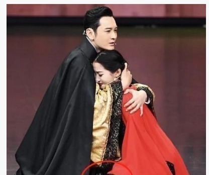  关晓彤|黄晓明将关晓彤搂入怀中，谁注意到她的手放哪素质是装不出来的