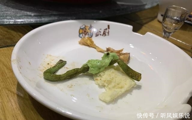 香糖的东西|饭店聚餐吃出异物，像是被嚼过的“口香糖”？服务员揭开真相…