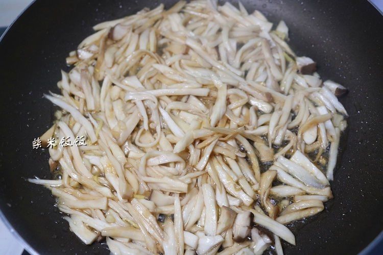  翻炒均匀|这三样一起炒，又鲜又脆，吃一口鲜嫩多汁，比肉嚼起来更香