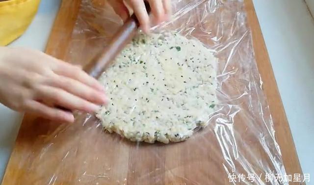 特别|剩米饭不要炒着吃了,试试这种做法,咬一口又酥又脆,特别的香