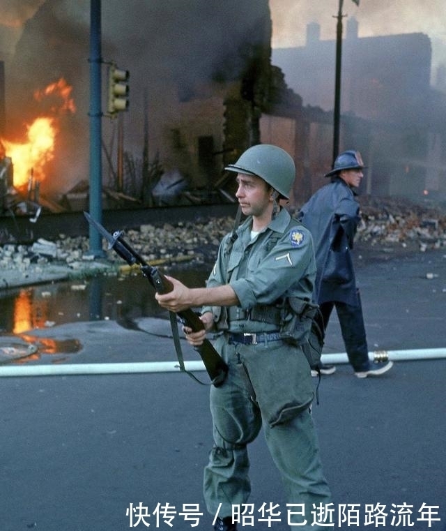  黑人|1967年底特律暴乱：美国总统派军队镇压，43人死亡，7200人被捕