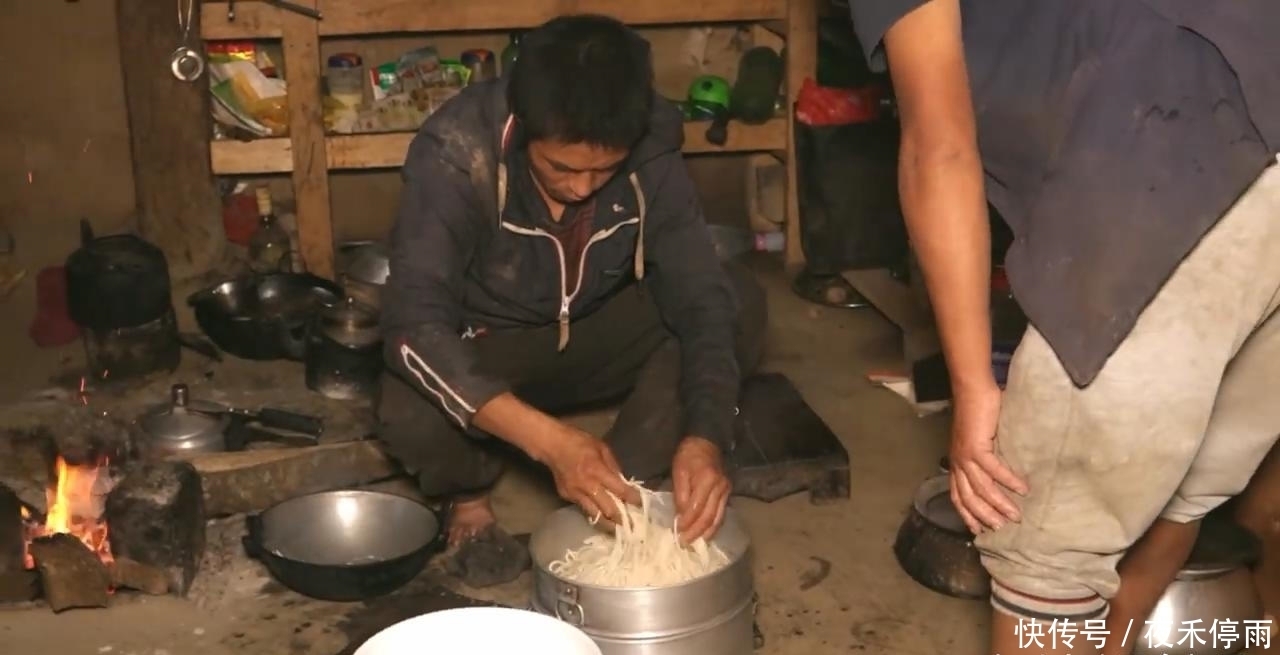 村长|中国小伙砍十斤黑猪肉拜访尼泊尔村长,村长用猪肉炒面招待我