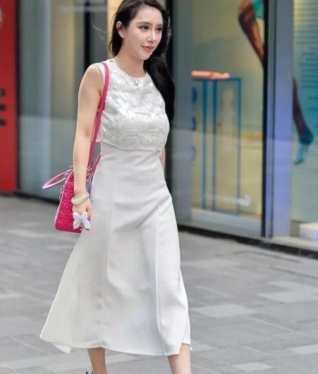  身材|美女街拍身材曼妙的小姐姐，紧身裙的穿搭，美得更青春