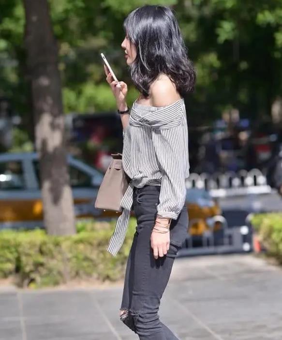 女神|街拍:秀丽端庄的美女,身穿半袖连衣裙,时尚优雅女神气质