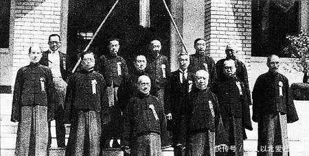 名字|女子15岁的六旬老人强娶，后来逃亡，死前说出他的名字，竟是他！