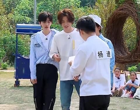 题目|跑男导演临时更换题目,谁注意杨迪是咋做的?也就你敢这么做