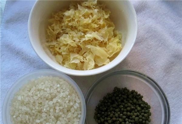 放糖|炖银耳汤直接放糖就大错特错了多加这“1步”,银耳羹清甜粘稠