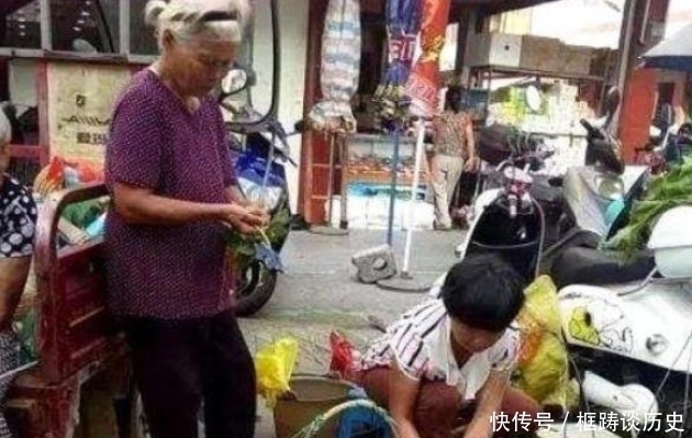 地摊上|为啥年轻人宁愿超市买“高价菜”,也不买路边老人的菜?原因过于真实