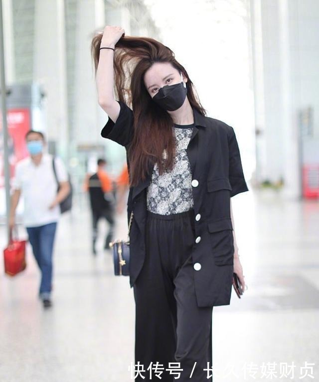  短衫|张萌真当自己是造型师？工装裤剪成破洞款，配短衫暴露多肉身材