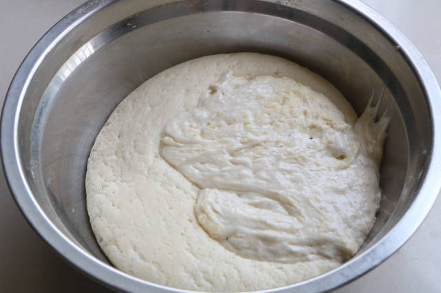 面食|夏天就馋这面食,一周要吃2回,外脆里软层次多,早餐上桌就光盘