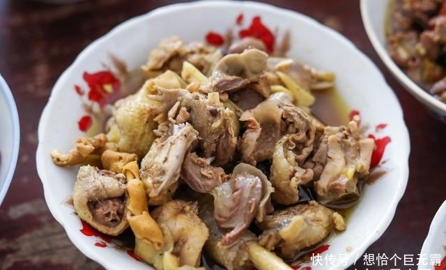 二伯母|亲戚来陪二伯过生日,二伯母做了9个菜招待,网友:朴实的农家菜