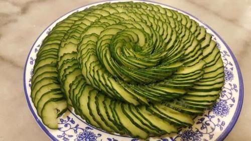 默默地|米其林厨师炫耀刀工,面包切88片,中国拉面师傅默默地拿起了牛肉