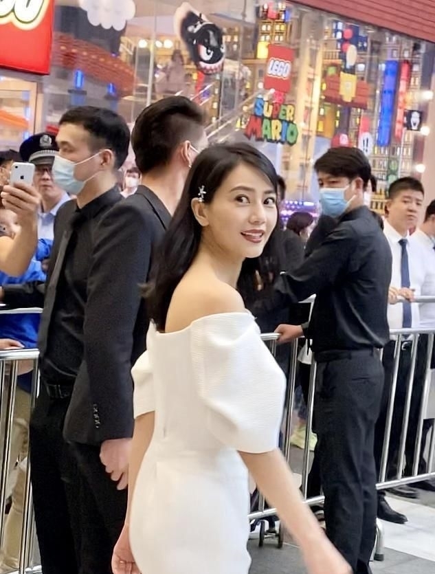 高圆圆上海活动生图曝光,穿露肩白裙大秀