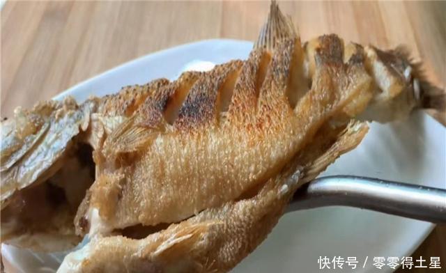 千万别|煎鱼千万别直接下锅,多加这一步既不粘锅也不破皮,好看又好吃