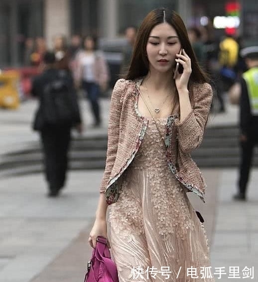  都值|街拍美女：等一个人好累，为了你一切都值！