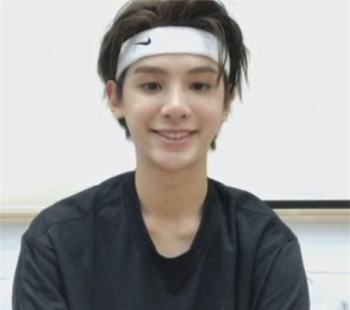 不易|明星的职业假笑,王源、黄明昊还好,看到王一博营业不易,为了生活