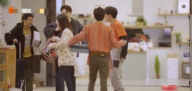  家族|吴昕在节目中下厨，虽然动作生疏，但是快乐家族其他人的反应却