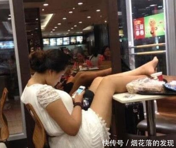 大姐|大姐,你也太没有素质了吧,脚怎么放在了餐桌上