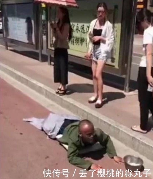  站台|公交车站台爬来了一名乞丐，女子看出端疑，当场下去踩了他一脚