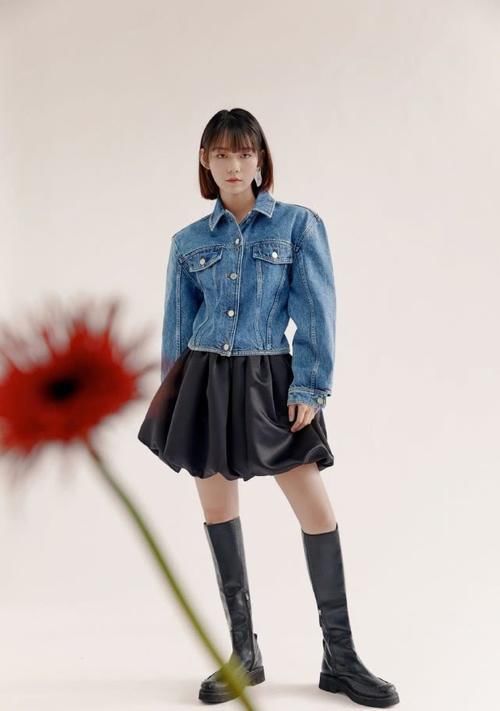 针织衫|她因《创造101》成名,今穿短款牛仔衣配花苞裙,变身帅气少女