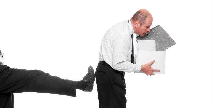  员工|公司通知员工被裁员，因没谈拢，领导不裁你了，以后加班到12点