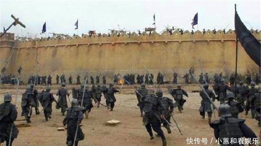 士兵|古代敌人攻城时，守城士兵为何不去推梯子，反而费力往下扔石头？