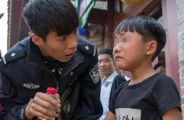  小男孩|4岁男童不慎走丢，慌乱中记住妈妈的话，“教科书”自救大获点赞