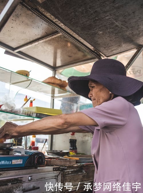 养老金|婆婆有2000多的养老金,还需要每月给钱吗?3位儿媳说了实话