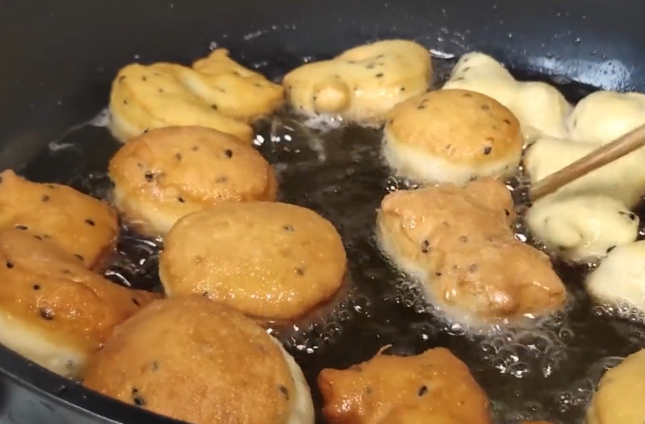  香甜|1分钟学会用面粉做道“鸡蛋空心饼”，香甜美味，蓬松暄软